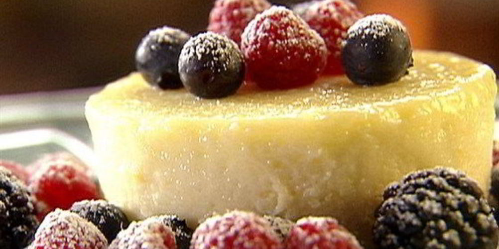 Рецепт лимонного манного пудинга с лесными ягодами