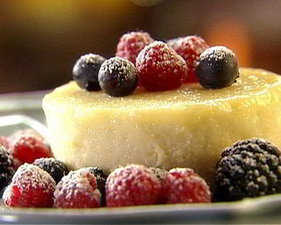 Лимонный манный пудинг с лесными ягодами