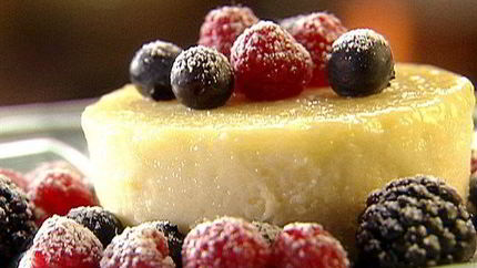 Лимонный манный пудинг с лесными ягодами