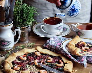 Галета со шпинатом, луковым мармеладом и креветками