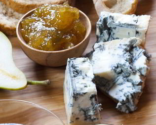Горгонзола с хлебом, медом и мармеладом