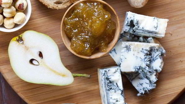 горгонзола с хлебом, медом и мармеладом