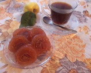 Яблочный мармеладный рулет