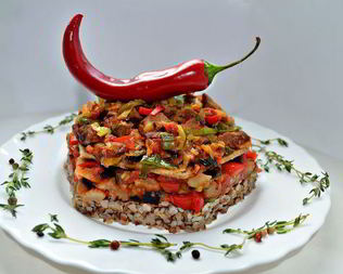 Мильфей с мясом, гречкой и овощами