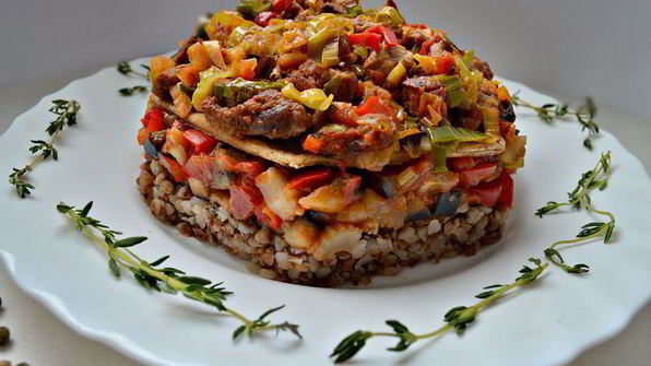 мильфей с мясом, гречкой и овощами