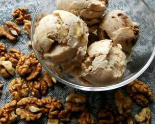 Банановое мороженое с шоколадом и грецким орехом