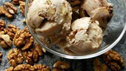 Банановое мороженое с шоколадом и грецким орехом