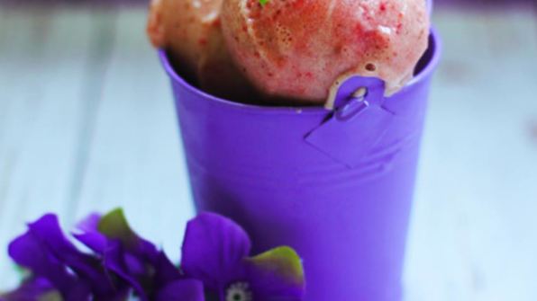 йогуртовое мороженое с клубникой и бананом