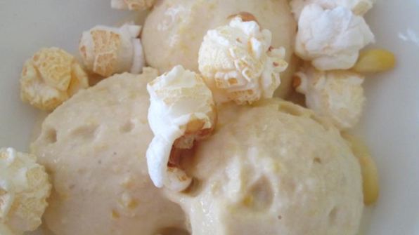 кукурузное мороженое с попкорном и хлопьями