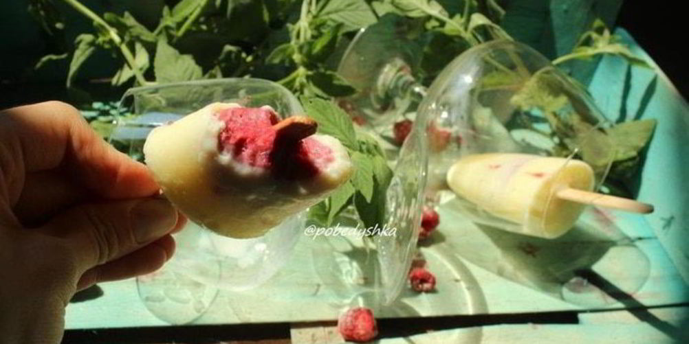 Рецепт молочного мороженого с малиновым конфи