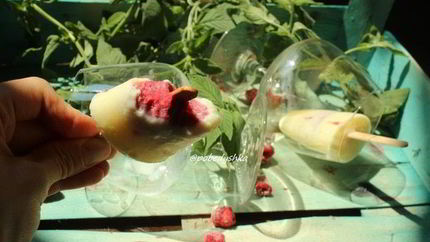 Молочное мороженое с малиновым конфи