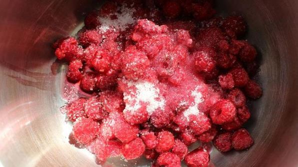 молочное мороженое с малиновым конфи