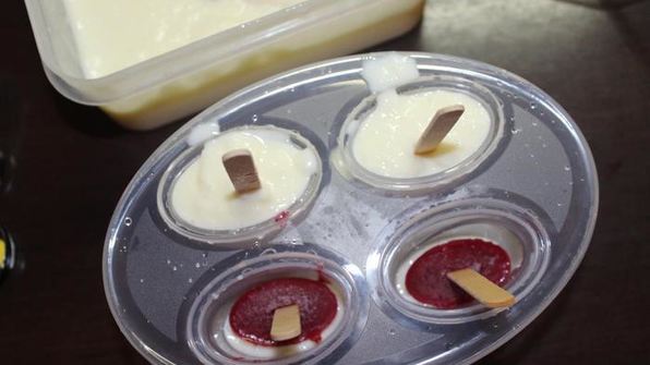 молочное мороженое с малиновым конфи