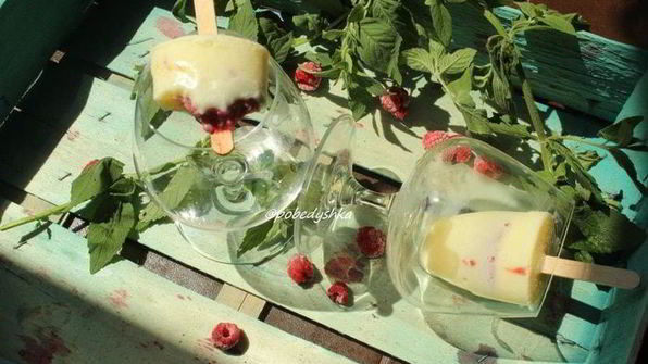 молочное мороженое с малиновым конфи