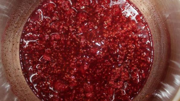 молочное мороженое с малиновым конфи