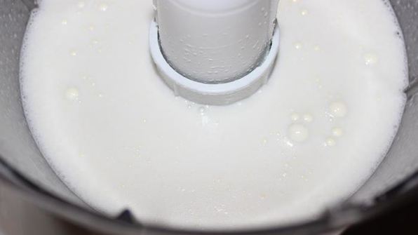 молочное мороженое с малиновым конфи