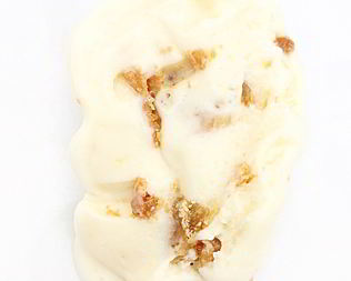 Мороженое с белым шоколадом и кусочками блонди
