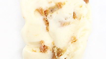 Мороженое с белым шоколадом и кусочками блонди