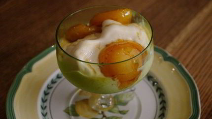 Мороженое с карамелизированными абрикосами