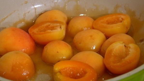 мороженое с карамелизированными абрикосами