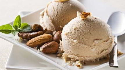 Мороженое с орехами во фритюре