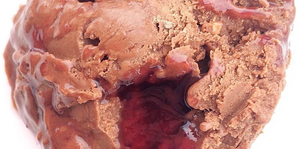 Рецепт мороженого с темным шоколадом, копченой солью и прослойкой виноградного желе