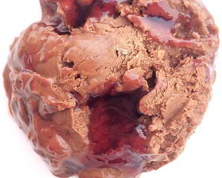 Мороженое с темным шоколадом, копченой солью и прослойкой виноградного желе