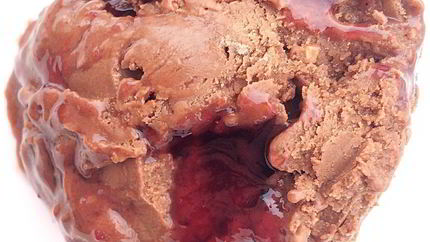 Мороженое с темным шоколадом, копченой солью и прослойкой виноградного желе