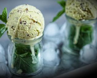 Мятное мороженое с шоколадом