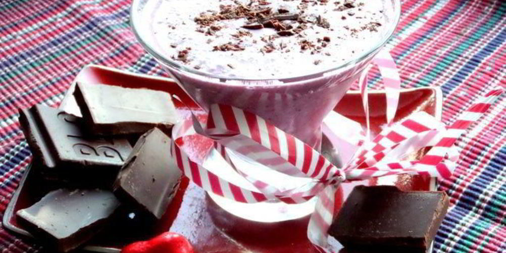 Рецепт прохладного коктейля из мороженого с черникой