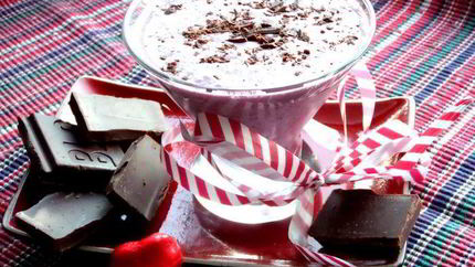 Прохладный коктейль из мороженого с черникой