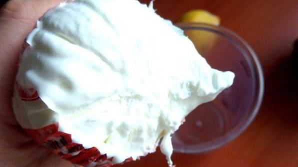 прохладный коктейль из мороженого с черникой