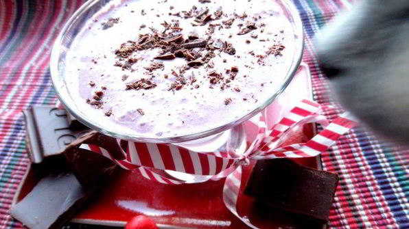 прохладный коктейль из мороженого с черникой