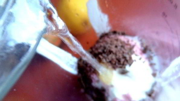 прохладный коктейль из мороженого с черникой