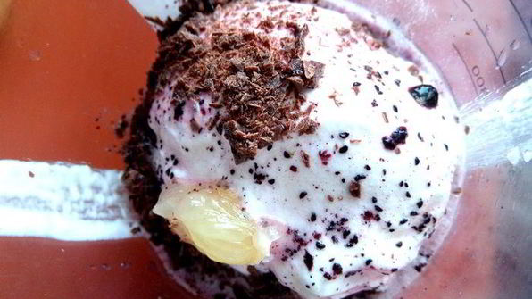 прохладный коктейль из мороженого с черникой