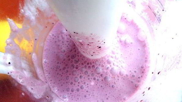 прохладный коктейль из мороженого с черникой