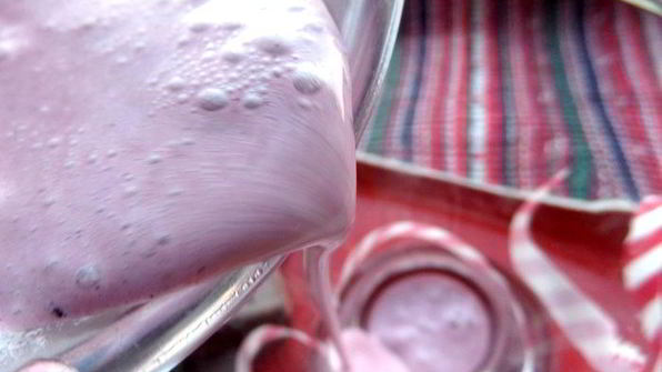 прохладный коктейль из мороженого с черникой