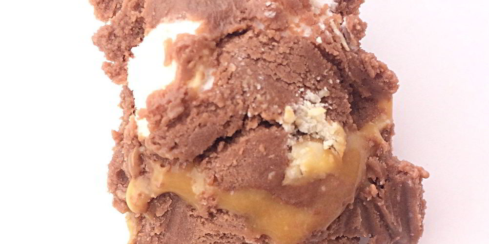 Рецепт шоколадного мороженого с маршмэллоу, миндалем и карамельной прослойкой