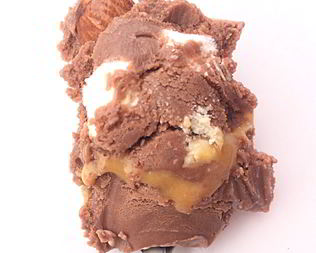Шоколадное мороженое с маршмэллоу, миндалем и карамельной прослойкой