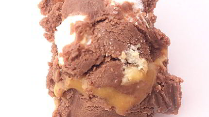 Шоколадное мороженое с маршмэллоу, миндалем и карамельной прослойкой