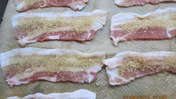 сливочное мороженое с карамельным беконом