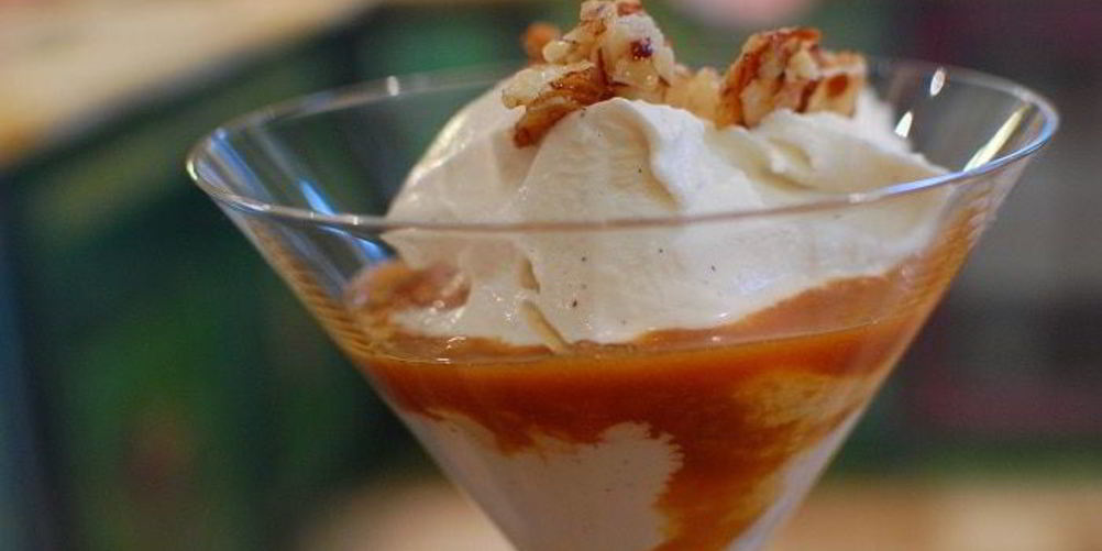 Рецепт ванильного мороженого с карамельным соусом и миндальной нугой