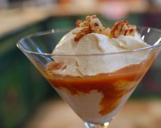 Ванильное мороженое с карамельным соусом и миндальной нугой