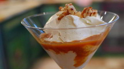 Ванильное мороженое с карамельным соусом и миндальной нугой