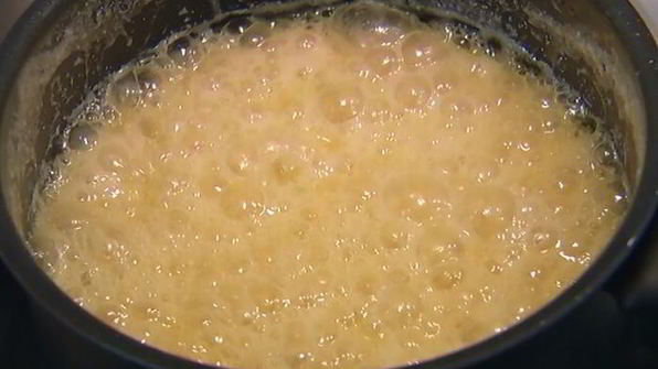 ванильное мороженое с карамельным соусом и миндальной нугой