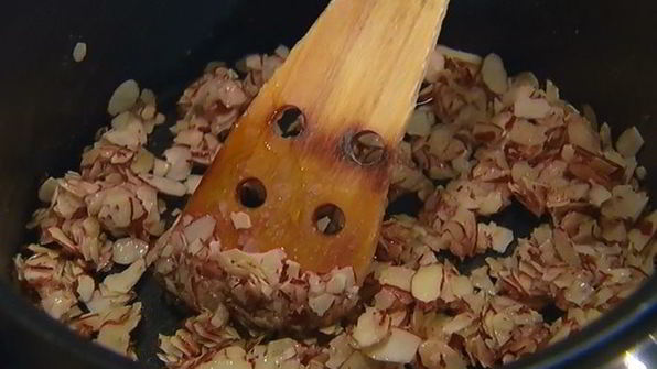 ванильное мороженое с карамельным соусом и миндальной нугой