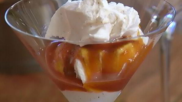 ванильное мороженое с карамельным соусом и миндальной нугой