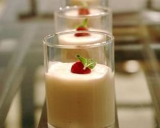 Мусс из белого шоколада с малиной