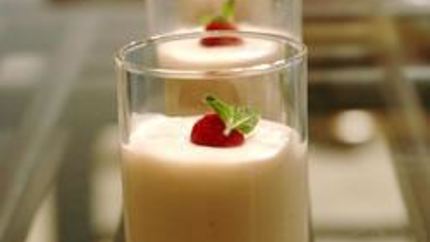 Мусс из белого шоколада с малиной