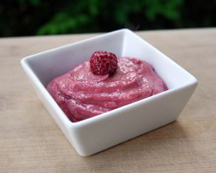 Простой мусс с малиной и авокадо